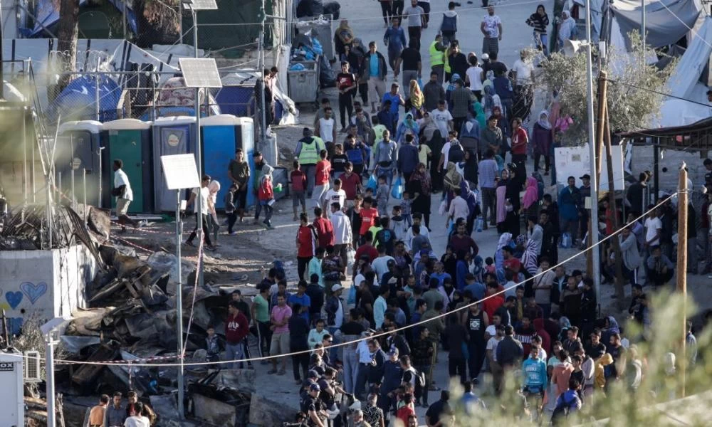 Υπ. Μετανάστευσης: “Προχωρούν οι κλειστές ελεγχόμενες δομές σε Λέσβο και Χίο”